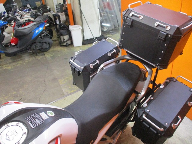 シートもこの通り破れもなければへたりもありません！この３点パニアがツーリングでは本当に便利ですよ！！