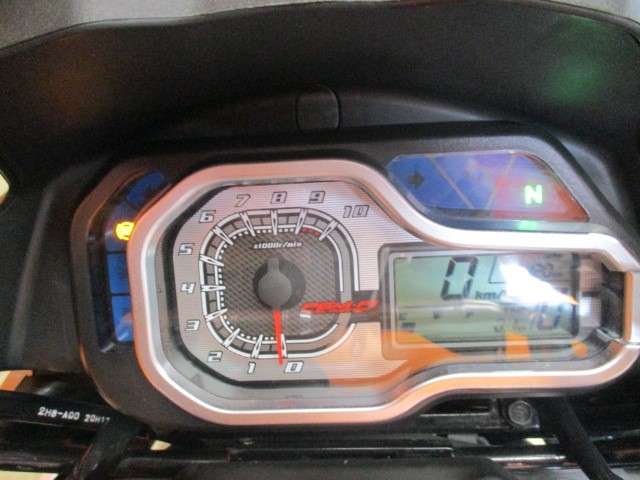 走行も５４２０ｋｍの低走行車！タコメーターがアナログなので目でも加速感が楽しめる一台！面白い！！