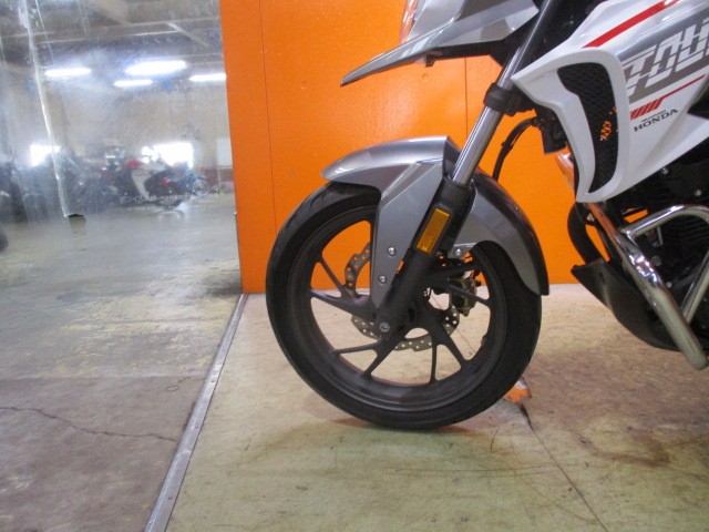 ホイールもこの通り状態グッド！！現行モデルですから、以後のメンテが楽々の成立フォークモデル！！