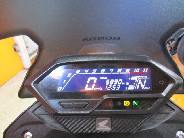 走行も５８９０ｋｍのびっくり低走行の一台！インパネもフルデジタルでとっても見やすいですよ！！