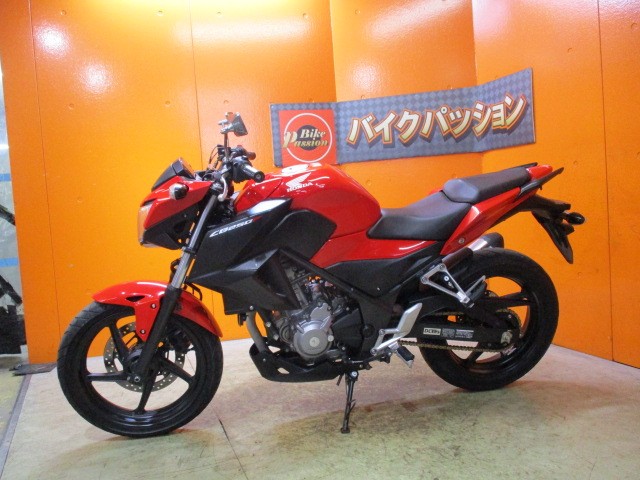 反対側もこの通り状態グッド！水冷エンジンでありながら車両重量僅か１６１ｋｇと非常に軽い一台！