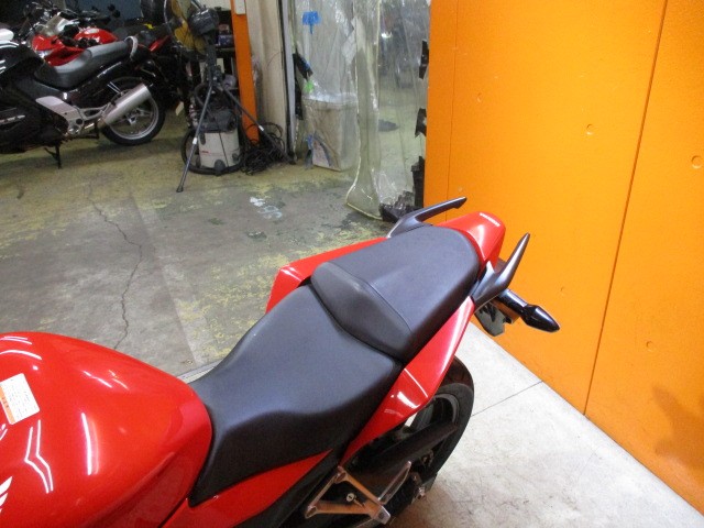 シートもこの通り破れもなければへたりもありません！当社は価格は安くても車両の質は高いので常時即れ！！