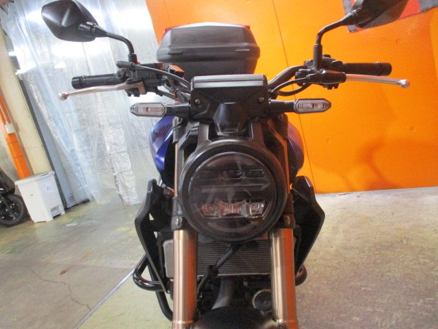 フロントから見てもこの通り状態グッド！ＣＢ２５０Ｒはヘッドライトも純正でＬＥＤとっても明るいですよ！
