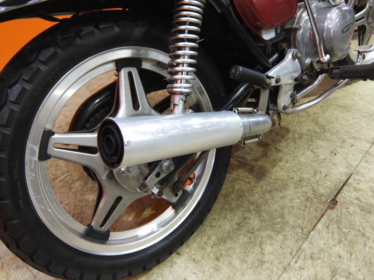 申し訳ありません。社外パーツに疎くてメーカーは分からないですが、ショート管な様なのが付いています！