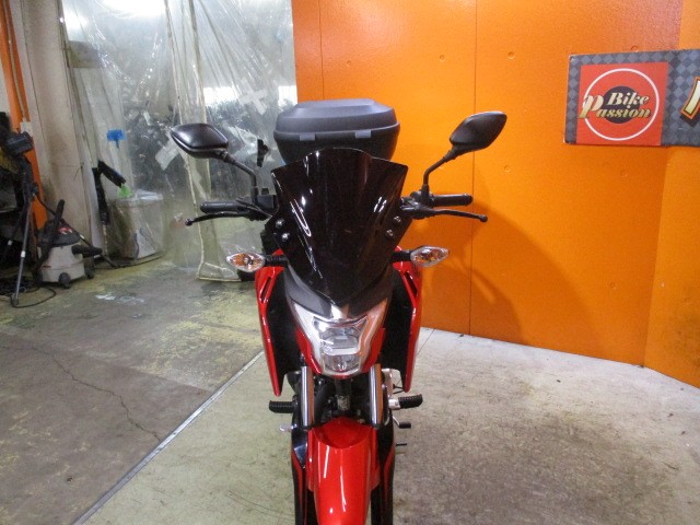 フロントから見てもこの通り状態グッド！！バイザー装備は嬉しいオプション！ブレースバーも装備済み！！