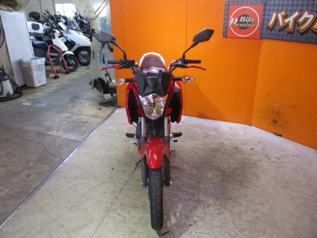 フロントから見てもこの通り状態グッド！！ヘッドライトも社外品のＬＥＤヘッドライトに変更済み！明るい！