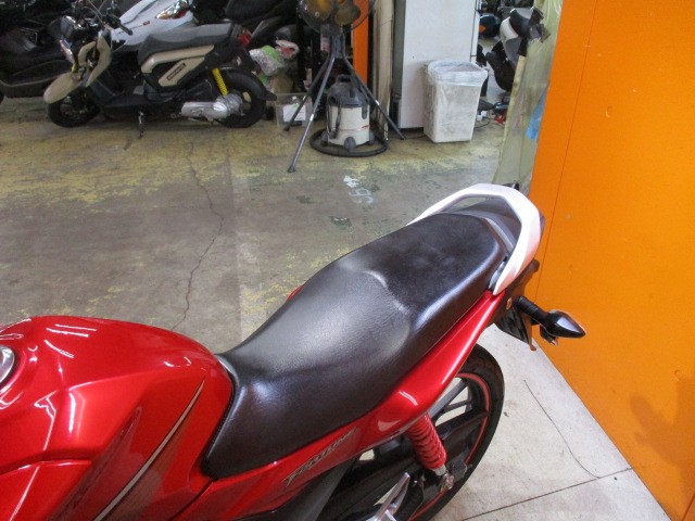 シートもこの通り破れもなければへたりもありません！！１２５ＭＴ系最上級グレードのＣＢＦ１２５Ｒ！！