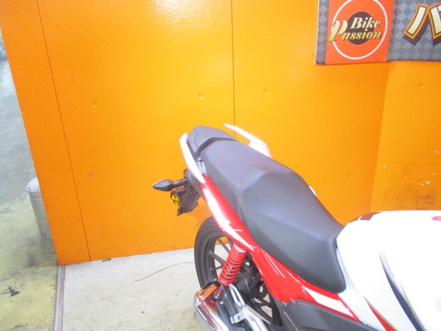 シートもこの通り破れもなければへたりもありません！！タンデムも楽々のＣＢＦ１２５Ｒ！早い者勝ちの一台