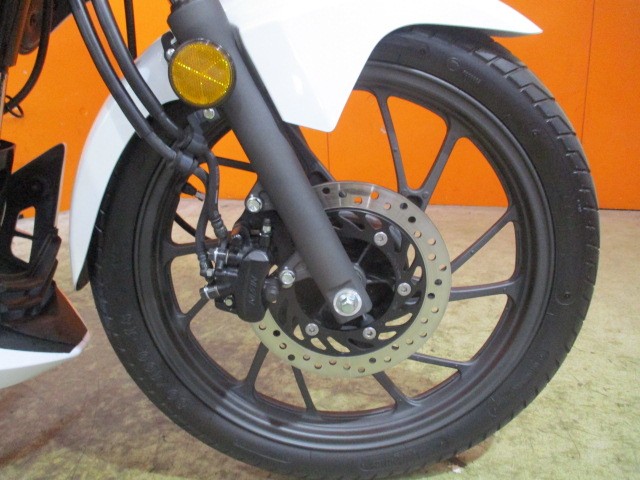 ホイールもこの通り状態グッド！ＣＢＦ１２５Ｒはスポーツタイプでなんとキャリパーも２ポッド！流石！！