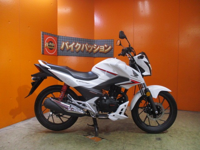 横から見てもこの通り状態グッド！希少なマイチェン後モデルですから純正でアンダーカウル装着済！