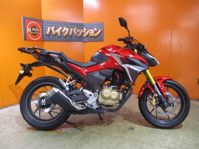 横から見てもこの通り状態グッド！今やスマートインターも増えているので必須のＥＴＣも装備！ＵＳＢも装備