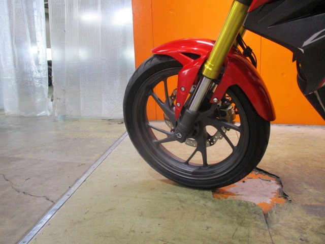 ２０１９年のマイナーチェンジ後モデルですからＡＢＳも装備！フォークもスポーティーな倒立フォークモデル