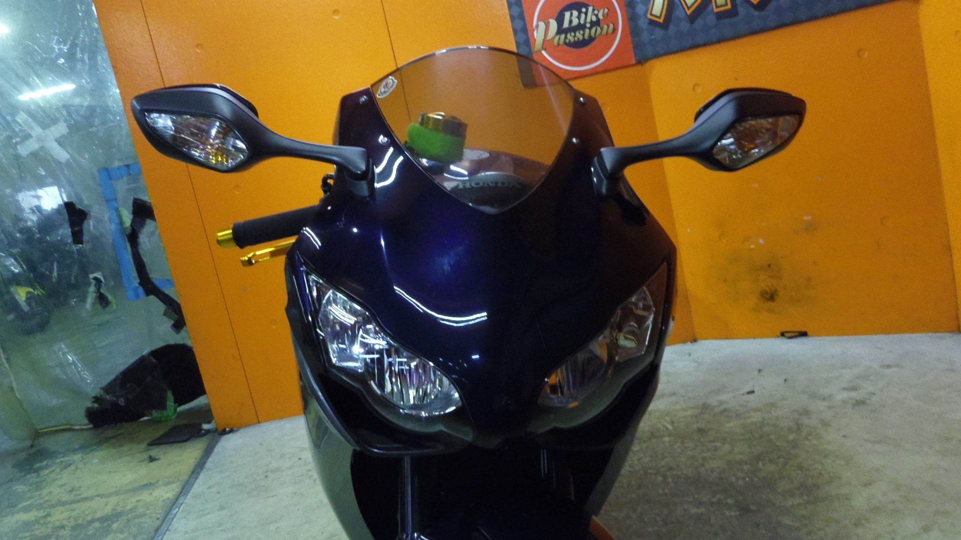 フロントビュー！これぞCBRという顔付でとってもカッコいい！