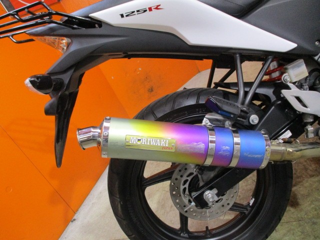 マフラーはモリワキチタンマフラー装備！！定価５万円相当の高価なマフラーですよ！！