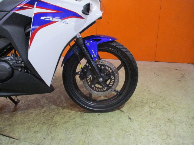 ホイールもこの通り状態グッド！！フルパワーの４バルブエンジン搭載！乾燥重量僅か１３８ｋｇ！！