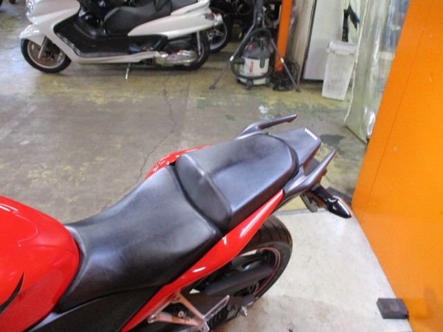 シートもこの通り破れもなければへたりもありません！！単気筒でトルクが太いのでタンデムも楽々ですよ！！