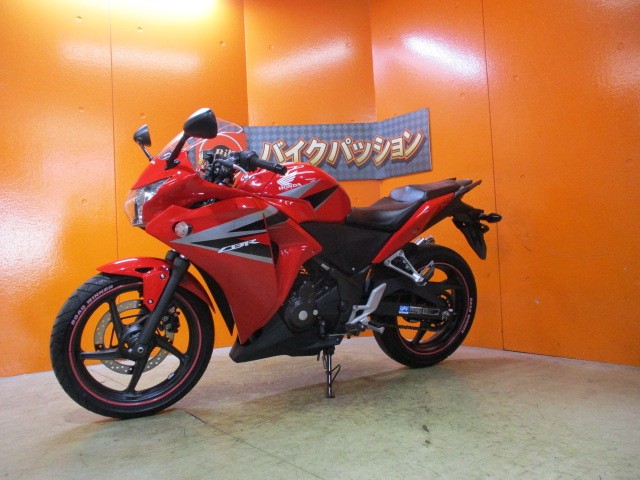 最長２４か月保証付き！カラーも男女問わず人気の高いレッド！！写真の通り状態グッドな一台ですよ！！