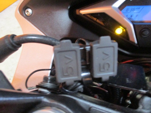 これもかったらまずはつけたい！携帯充電用のＵＳＢ電源！しかも２つ口！！即売れ必須の一台ですよ！！