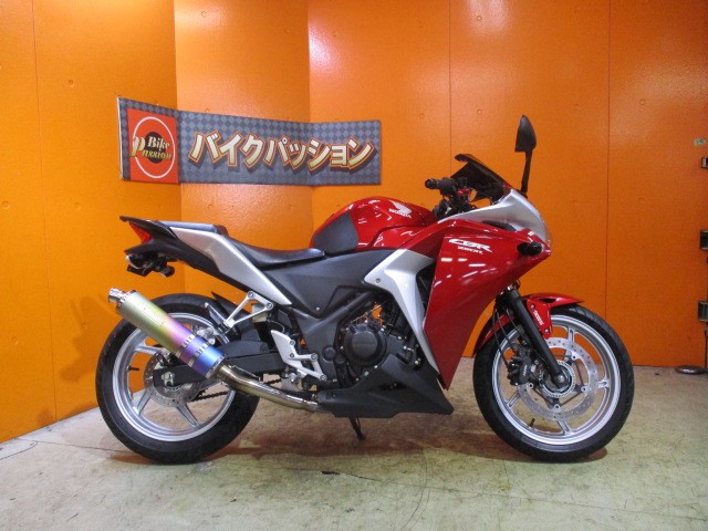 横から見てもこの通り状態グッド！！買えば５万以上する高価なモリワキマフラーも装備済他店追従不可能価格