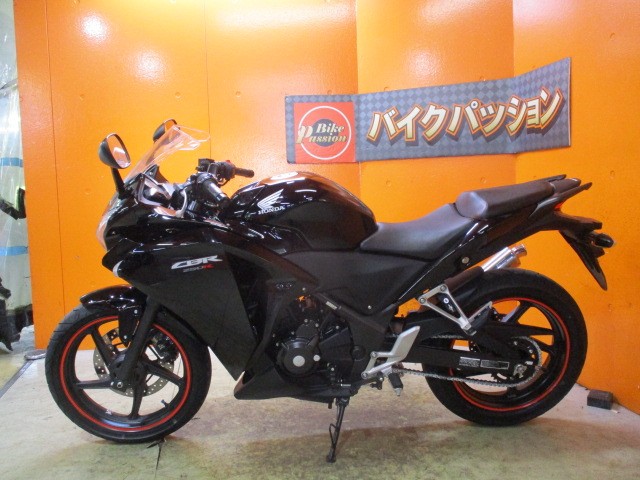 反対側もこの通り状態グッド！！ビギナーでも乗りやすい！！ＣＢＲ２５０Ｒ！勿論通販も大歓迎の一台ですよ