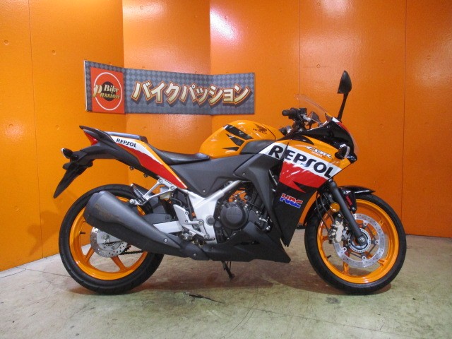 横から見てもこの通り状態グッド！！外装もエンジンもマフラーもホイールも綺麗な一台ですよ！！