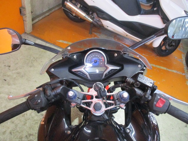 ハンドルはなんとスポーティーで軽量なモリワキのセパハンに変更済み！これまた嬉しいカスタム！！