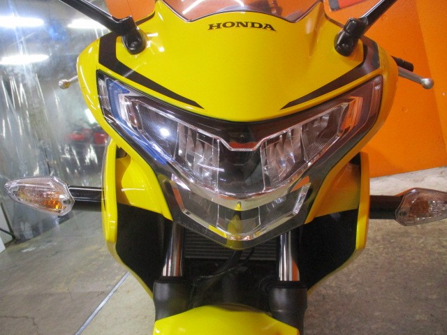 フロントから見てもこの通り状態グッド！！高年式モデルはこのヘッドライト周りが本当に斬新でかっこいい！