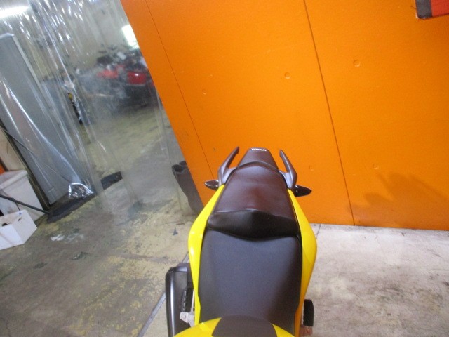 シートもこの通り破れもなければへたりもありません！タンデムも楽々のＣＢＲ２５０ＲＡＢＳ！！