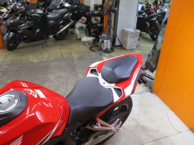 シートもこの通り破れもなければへたりもありません！！タンデムも楽々のＣＢＲ２５０ＲＲ！！