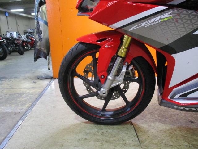 ホイールもこの通り状態グッド！！水冷エンジンでＤＯＨＣですから最高出力３８ＰＳ！これはやばい！！