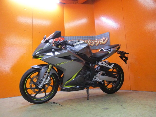 最長２４か月保証付き！！カラーも人気の高いソードシルバーメタリック！通販も勿論大歓迎の一台！！