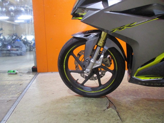 ホイールもこの通り状態グッド！！ＣＢＲ２５０ＲＲはフォークも純正でなんと倒立フォーク！流石スポーツ！