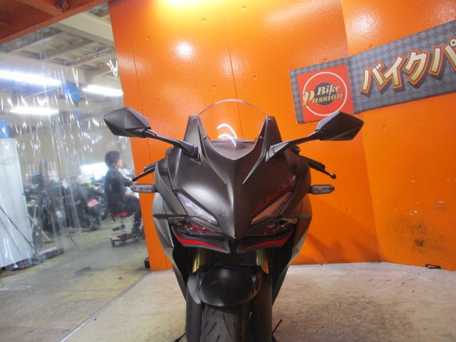 フロントから見てもこの通り状態グッド！ヘッドライトも純正でＬＥＤ！！カッコ良くて夜でも走りやすい！！