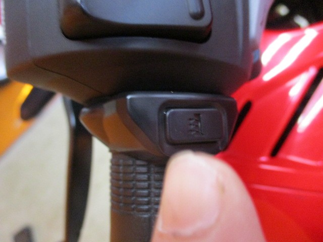 これまた嬉しい！外観をこわさないスポーツグリップヒーター！これからの時期にはこの嬉しいオプション！！