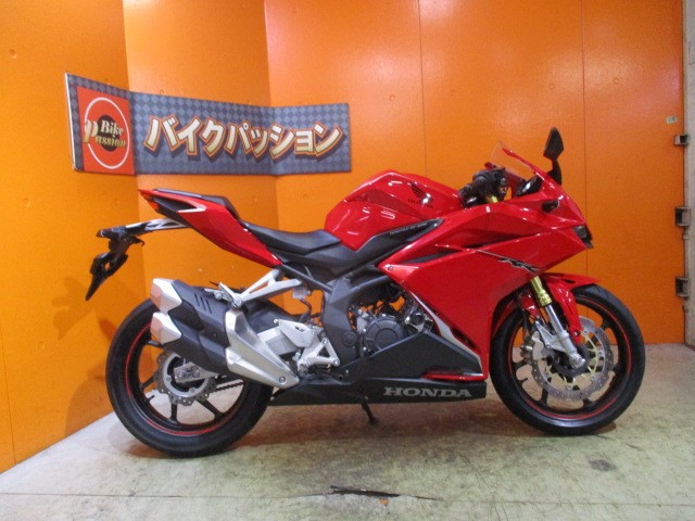 横から見てもこの通り状態グッド！！２０１９年の新色のこのグランプリレッドは本当に鮮やかですよね！！