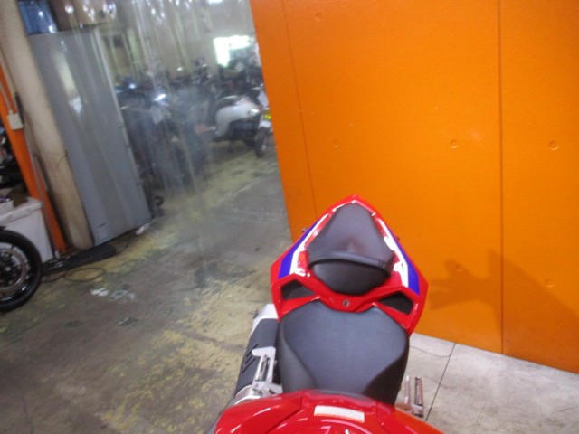 シートもこの通り破れもなければへたりもありません！タンデムも楽々のＣＢＲ２５０ＲＲ！早い者勝ちの一台