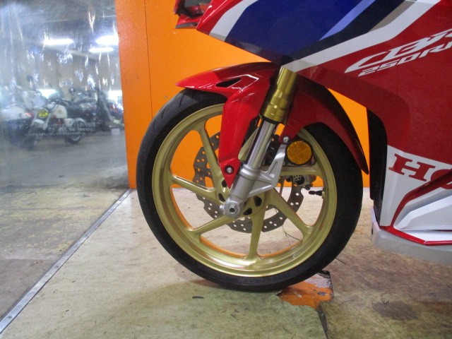 ホイールもこの通り状態グッド！２０２１年モデルですからＡＢＳも勿論標準装備車両！他店追従不可能価格！