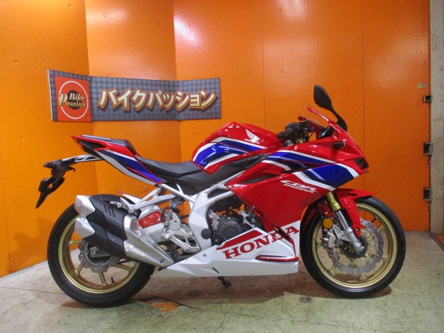 横から見てもこの通り状態グッド！ステップも高価な社外品に変更！トリックスターのエンジンスライダー装備