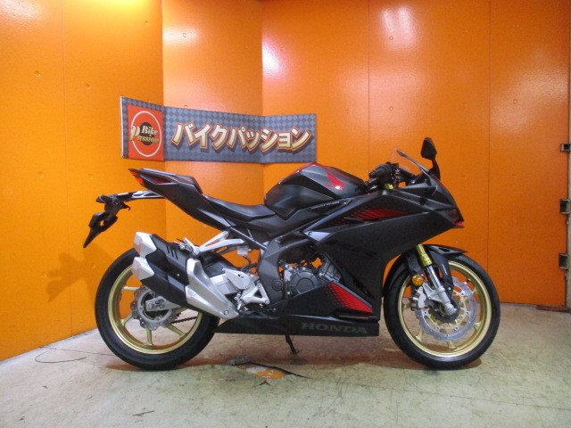 横から見てもこの通り状態グッド！やはりこのマットガンパウダーメタリックはかっこいい！金ホイールもグー