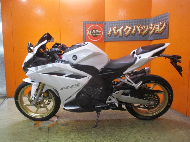 反対側もこの通り状態グッド！２０２０年モデルですからスリーパークラッチ搭載！渋滞の時も楽々ですよ！