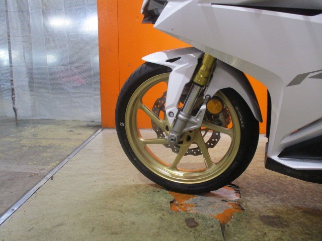 ホイールもこの通り状態グッド！流石ＣＢＲ２５０ＲＲ！Ｆフォークもスポーティーな倒立フォークですよ！