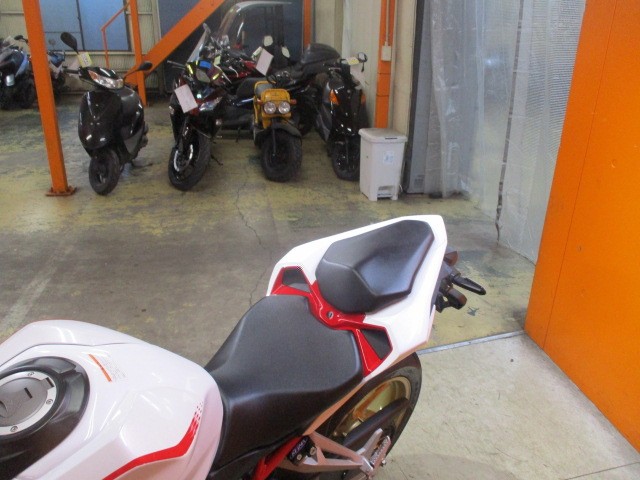 シートもこの通り破れもなければへたりもありません！来店が難しい場合にはお電話にて通販も可能ですよ！