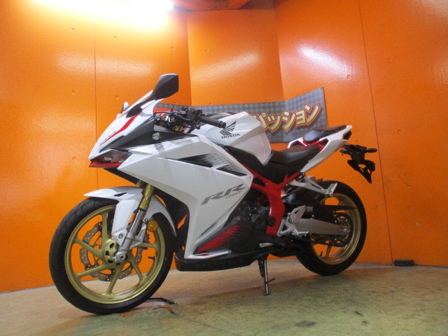 この２０２０年の純正赤フレームのパールグレアホワイトは男女問わず人気の高いカラーですよ！お洒落！