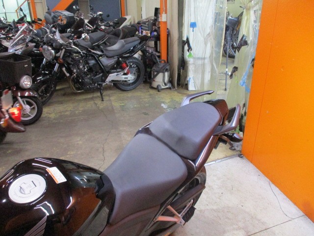 シートもこの通り破れもなければへたりもありません！！タンデムも楽々のＣＢＲ４００Ｒ！即売れ必須の一台