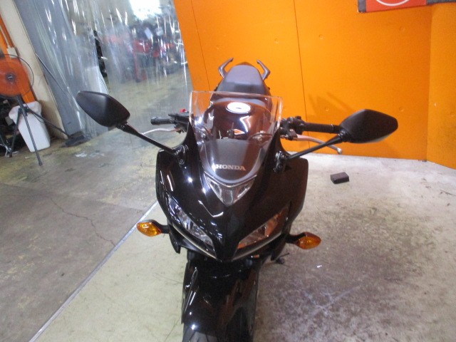 フロントから見てもこの通り状態グッド！車検も残っている本当にお買い得な一台ですよ！他店追従不可能価格