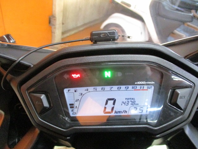 走行も１４３７８ｋｍのまだまだの一台！ＣＢＲ４００Ｒはスポーツタイプ！燃料消費率１Ｌ＝３９．７ｋｍ！