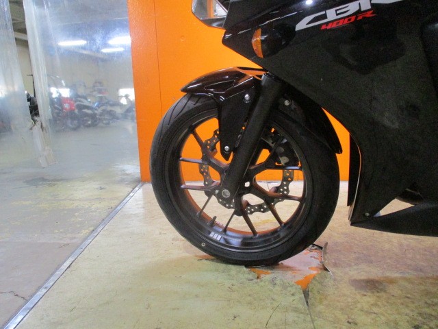 ホイールもこの通り状態グッド！ハイパワーでありながら並列２気筒エンジンでトルクが図太いので乗り易い！