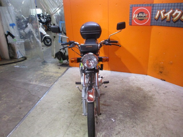 フロントから見てもこの通り状態グッド！年式は新しいですがこの旧車スタイリングが人気のＣＧＬ！！