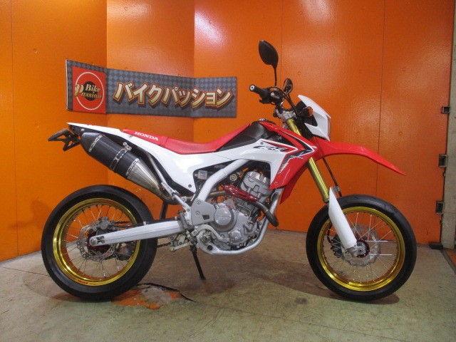 横から見てもこの通り状態状態グッド！マフラーも勿論社外マフラー装備で車両重量グッドダウンですよ！