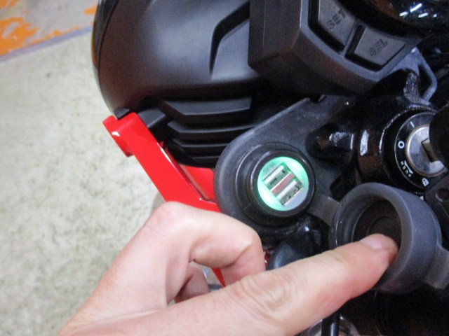 これまた便利な２口のＵＳＢ電源！形態などの充電も楽々可能ですよ！！悩むのは危険な一台ですよ！！